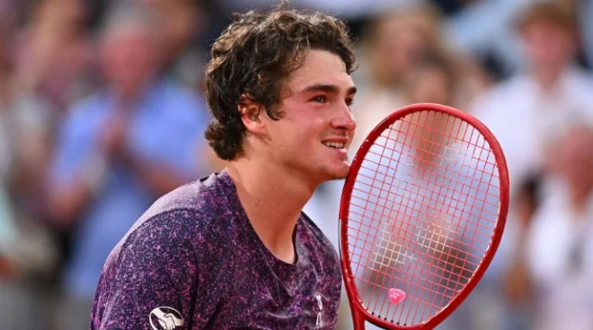 Jovem segue a construir linda história no tênis - Crédito: Reprodução / Corinne Dubreuil / ATP Tour / Divulgação