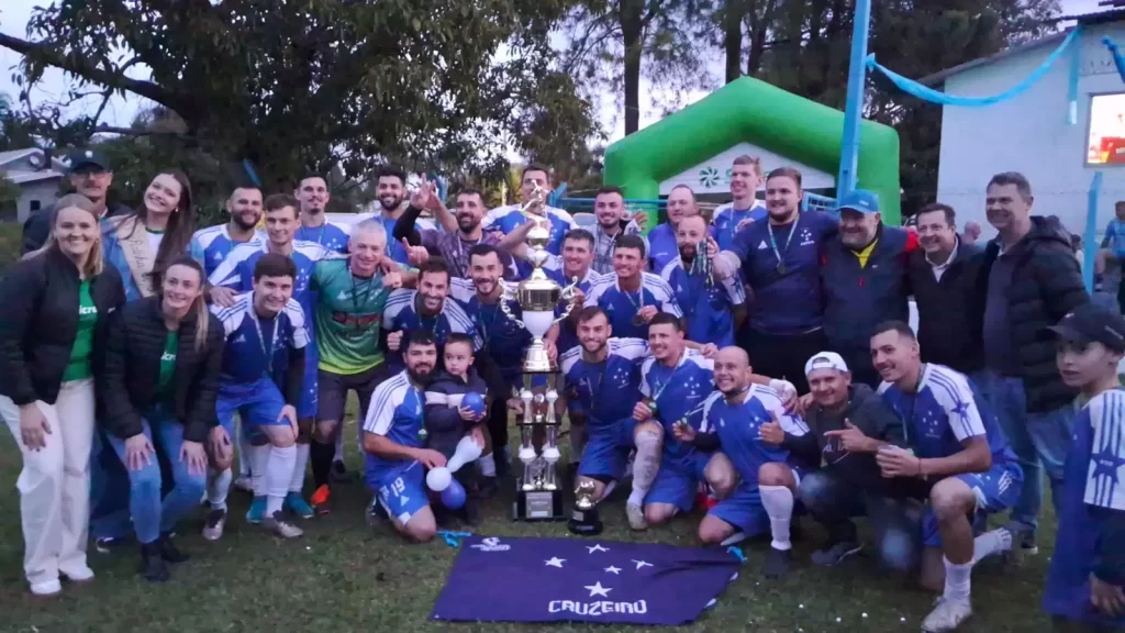 Time de Linha Cruzeiro ergueu a tão sonhada taça - Crédito: Edemundo Lima / Especial FP