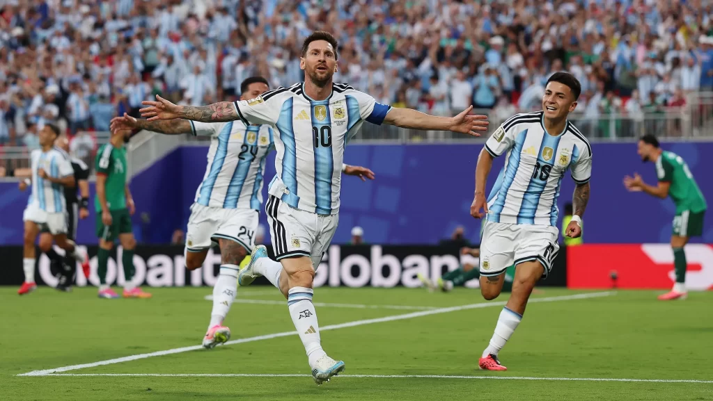 Messi marcou três vezes na primeira partida da Argentina - Crédito: Maja Hitij - FIFA/FIFA via Getty Images / Divulgação