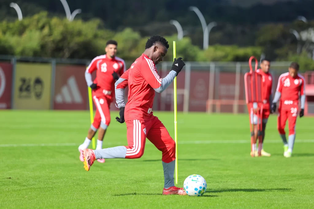 Jogadores treinaram com bola e fizeram atividades físicas - Crédito: Ricardo Duarte / Internacional / Divulgação