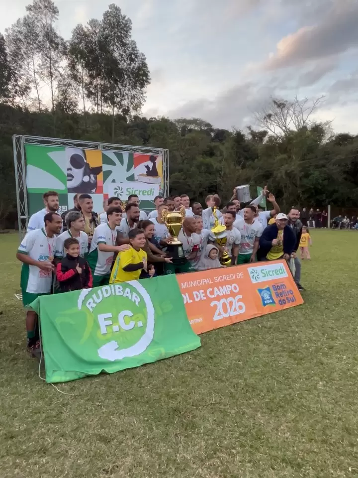 Elenco levantou a taça do campeonato - Crédito: Divulgação