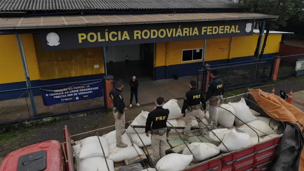 PRF apreende 800 quilos de maconha na BR-386