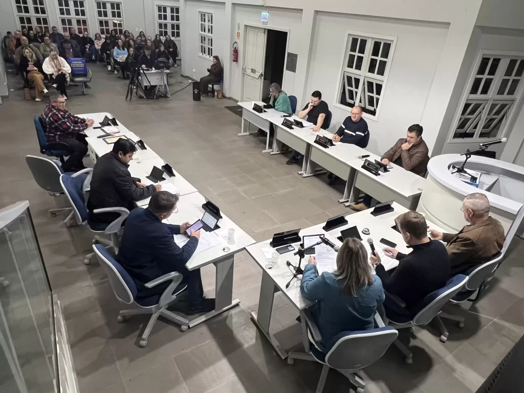 Embates frequentes constrangem aqueles presentes nas sessões. Crédito: Arquivo FP