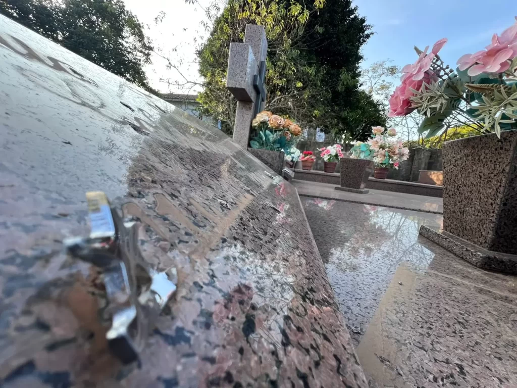 Jazigos de famílias tradicionais de Linha Clara foram violados no fim de maio - Crédito: Anderson Lopes