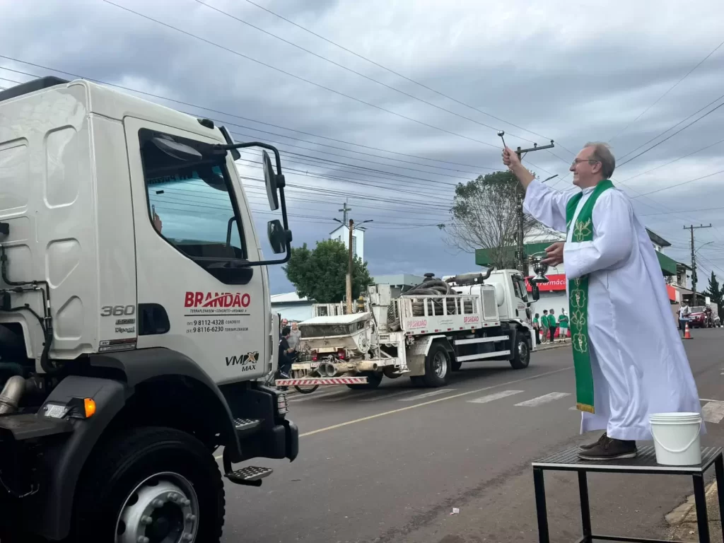 Veículos percorreram as ruas de Teutônia a caminho da benção em frente à paróquia / Crédito: Ariana de Oliveira