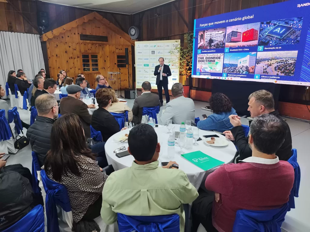 Em palestra na Cacis, Piccinini reforçou a importância da busca constante por conhecimento para enfrentar mudanças no ambiente econômico global / Crédito: Thiago Maurique
