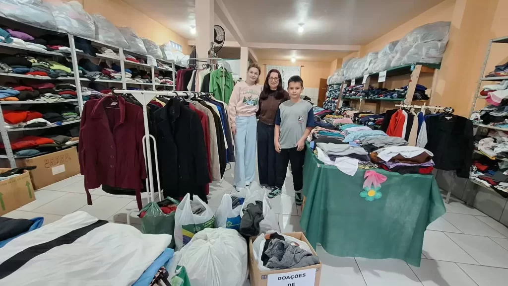 Câmara Júnior fez a entrega dos donativos arrecadados / Crédito: Divulgação