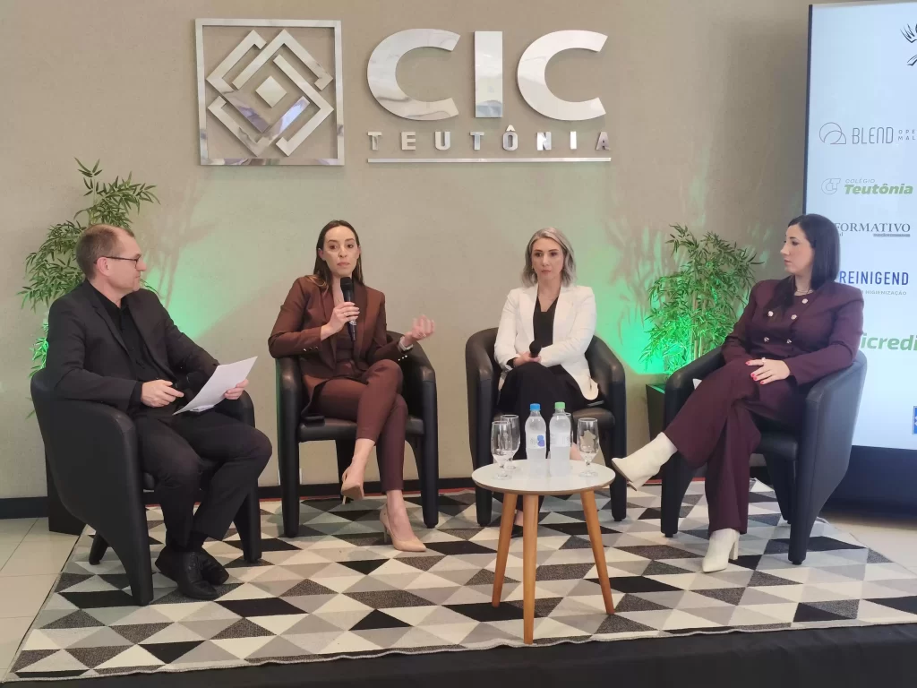 Painel reuniu as especialistas Paulina Zart, Rocheli Kunzel e Taís Altmann em debate com mediação de Lucas Leandro Brune / Crédito: Thiago Maurique