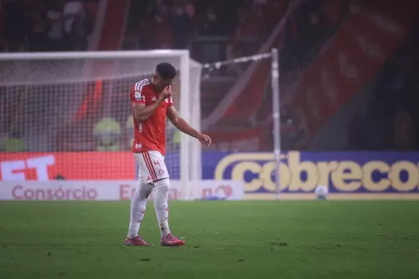 Defensor saiu de campo aos prantos após a expulsão - Crédito: Divulgação