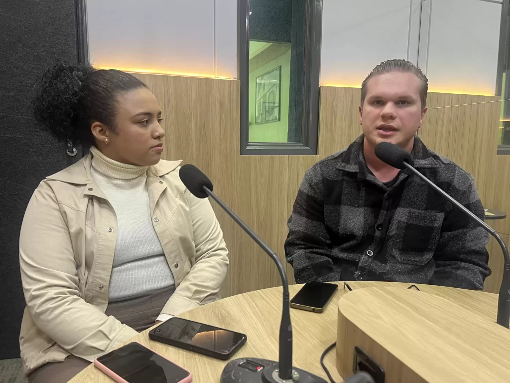 Ana e Felipe participaram do programa Bola na Trave da Rádio Popular nesta semana - Crédito: Lucas Leandro Brune