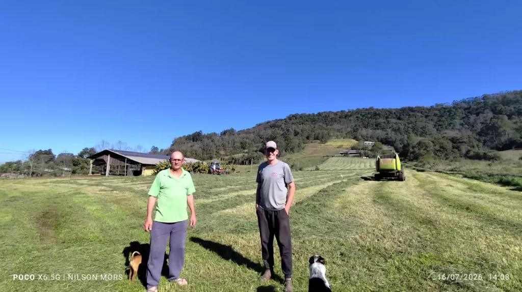 Pai e filho, Nilson e Joel Henrique Mörs encontraram no campo um projeto de vida compartilhado. O retorno do jovem à propriedade rural, em Arroio do Meio, fortaleceu a sucessão familiar e mostrou que a agricultura também pode ser uma escolha de futuro / Crédito: Divulgação