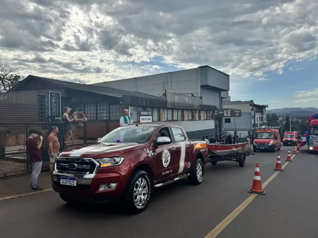O desfile contou com a condução do Corpo de Bombeiros / Crédito: Ariana e Oliveira