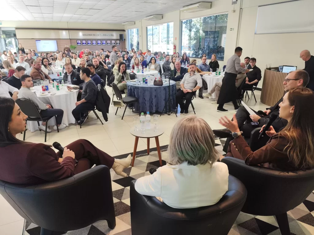 Debatedores defenderam planejamento e adaptação das empresas diante das transformações no mercado de trabalho / Crédito: Thiago Maurique