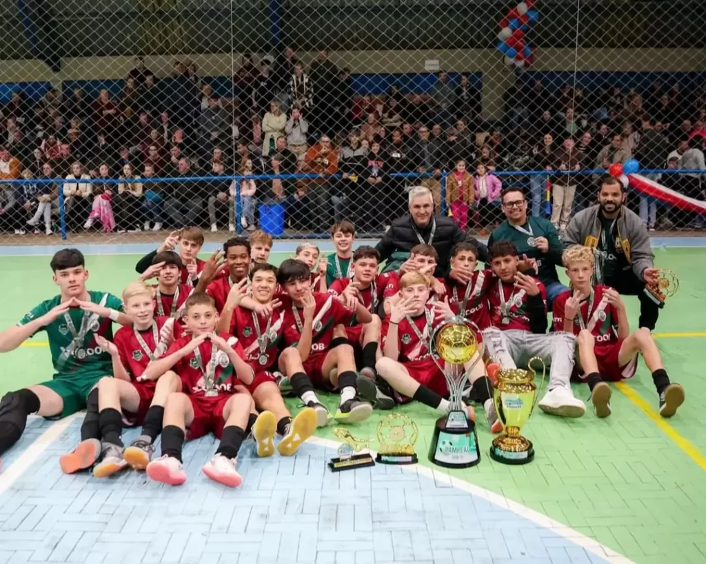 Teutônia ergueu a taça da Sub-15 - Crédito: Divulgação