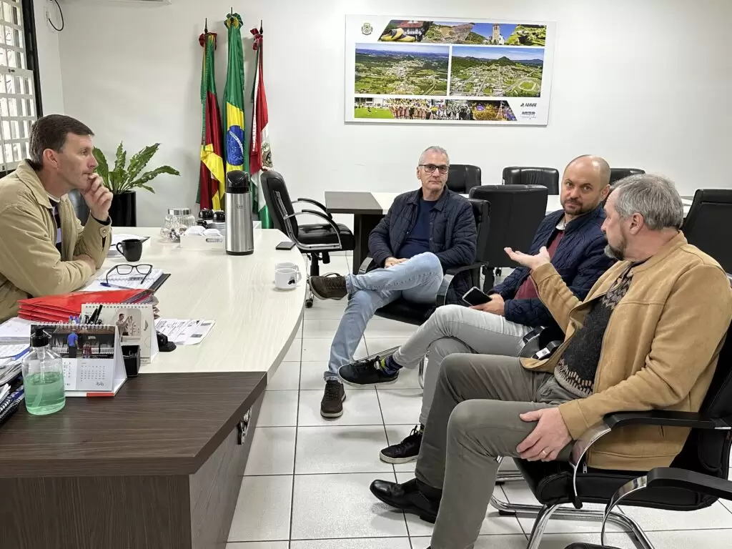 Reunião entre o Executivo Municipal, Certel e empresa parceira ocorreu na tarde da segunda-feira (6/7). Crédito: Prefeitura de Westfália / Leandro Augusto Hamester