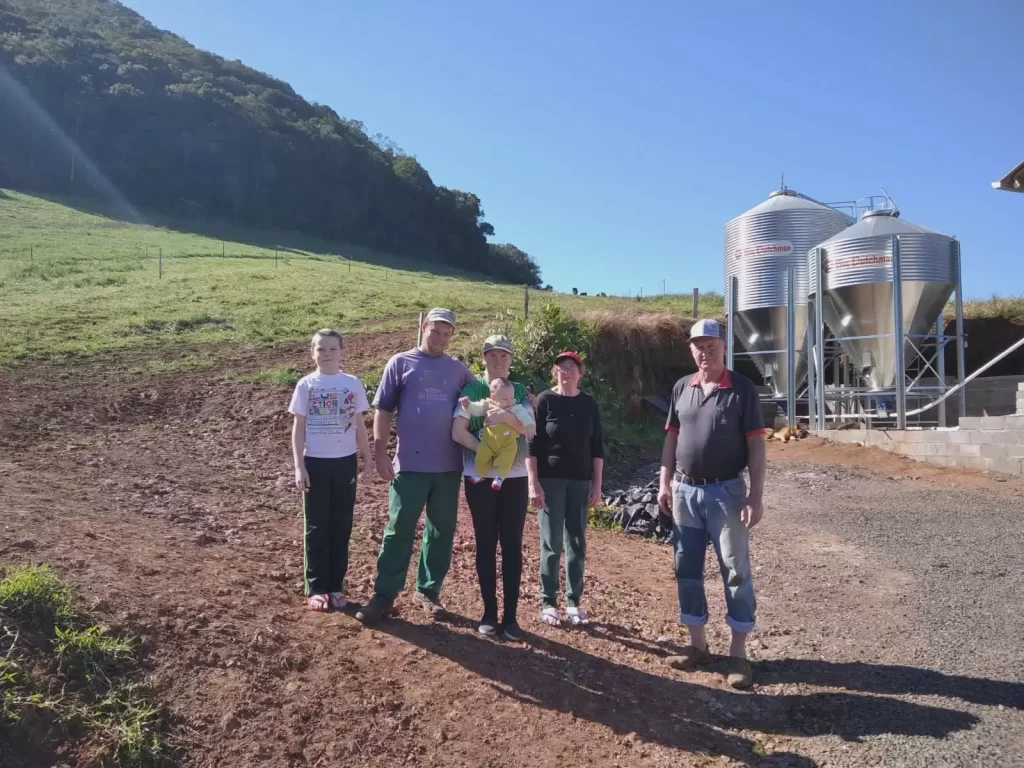A produção de leite, suínos e silagem permite que a família enfrente as oscilações do mercado agropecuário e mantenha a sustentabilidade da propriedade / Crédito: Divulgação