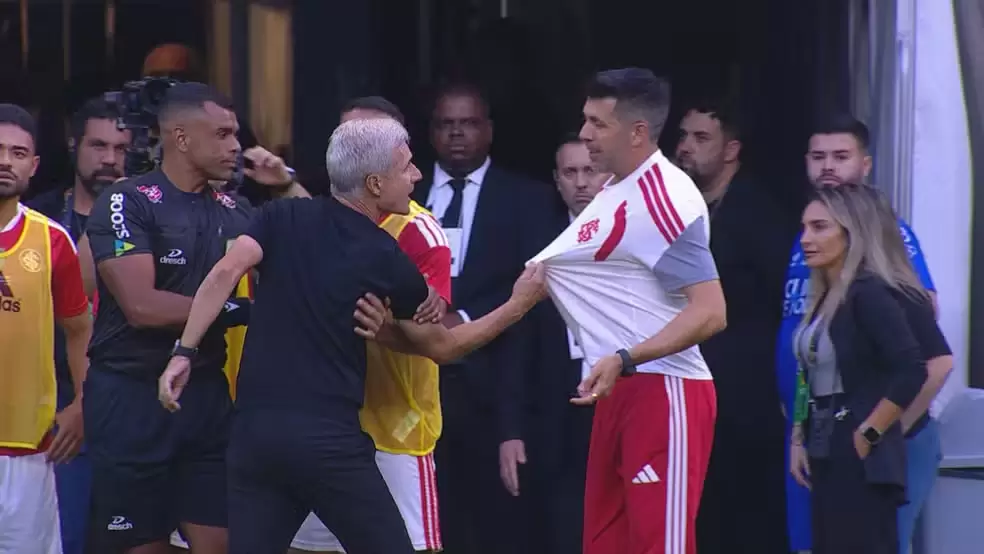 Luís Castro e Pezzolano já discutiram na beira do campo e agora sofrem com críticas parecidas - Crédito: Divulgação