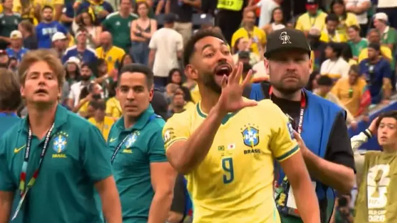Matheus Cunha encheu a mão para mostrar o número de conquistas do Brasil - Crédito: Divulgação