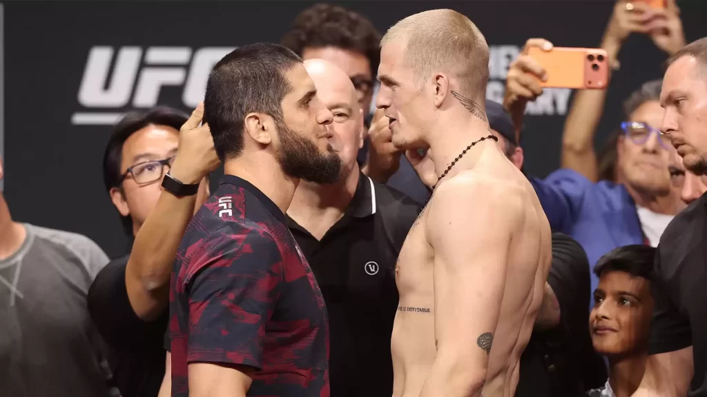 Ian Garry (d) na pesagem com Islam Makhachev - Crédito: UFC / Divulgação