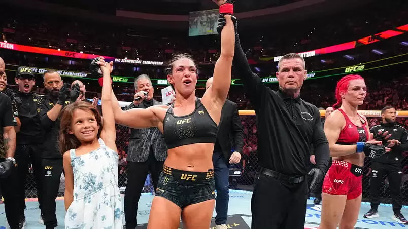 Brasileira comemorou sua primeira defesa de cinturão - Crédito: Chris Unger/Zuffa LLC/Divulgação