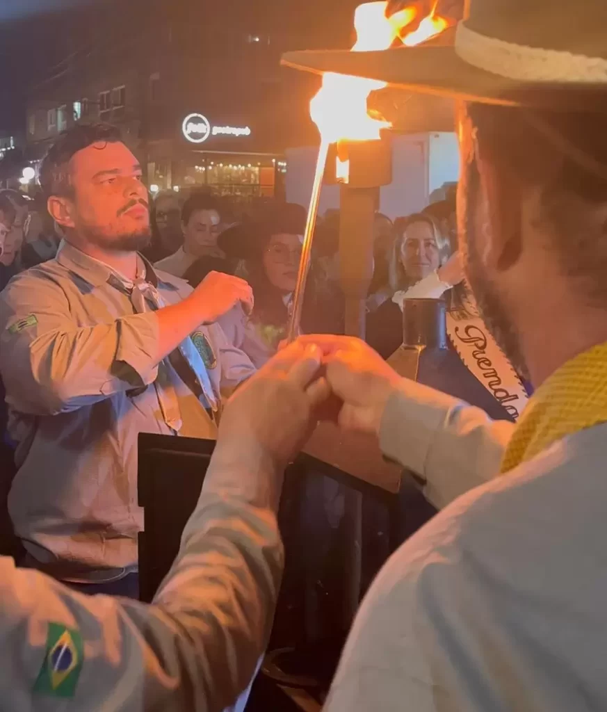 A chama passou de geração em geração e chegou a Teutônia pelas mãos do avô, do pai e do neto, em um encontro marcado por história e tradição / Crédito: Vitor Gabriel dos Santos / Especial FP