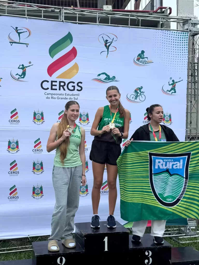Laura Mallmann (c), ouro nos 800 metros rasos - Crédito: Divulgação