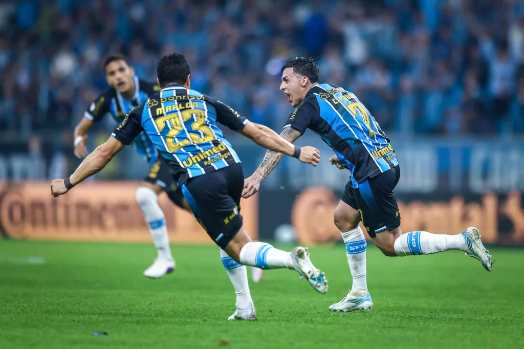 Muito criticado, lateral fez um golaço e garantiu a vaga - Crédito: Grêmio / Divulgação