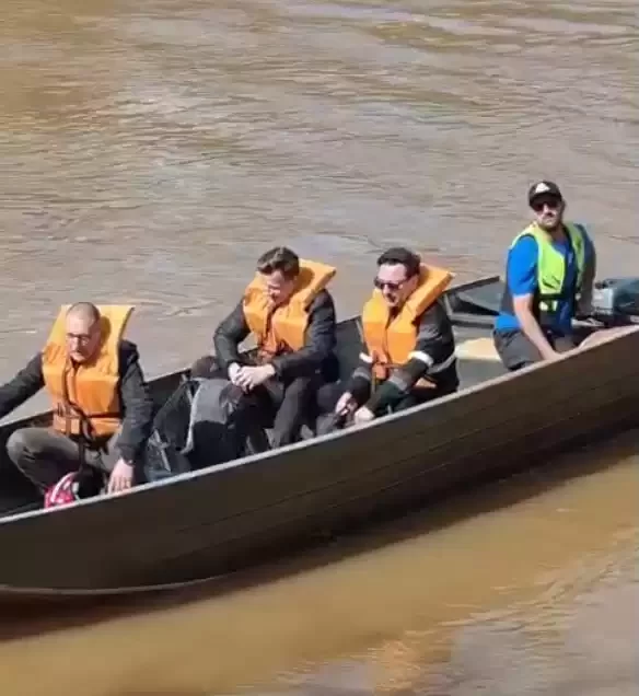 Atletas cruzaram o Rio Guaporé de barco - Crédito: Arquivo Pessoal