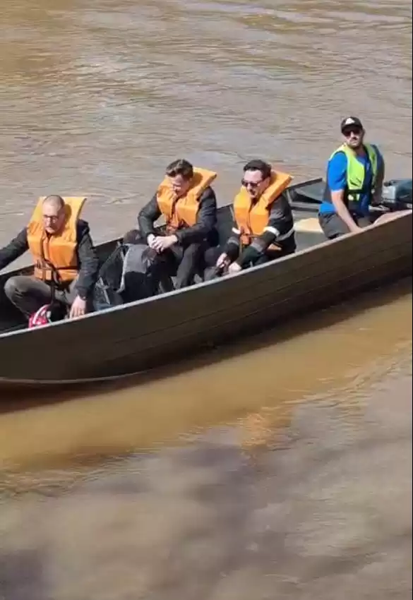 Atletas cruzaram o Rio Guaporé de barco - Crédito: Arquivo Pessoal