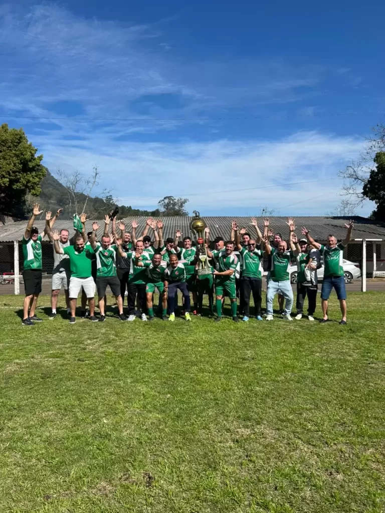 Elenco campeão posou para nova foto com a taça - Crédito: Divulgação