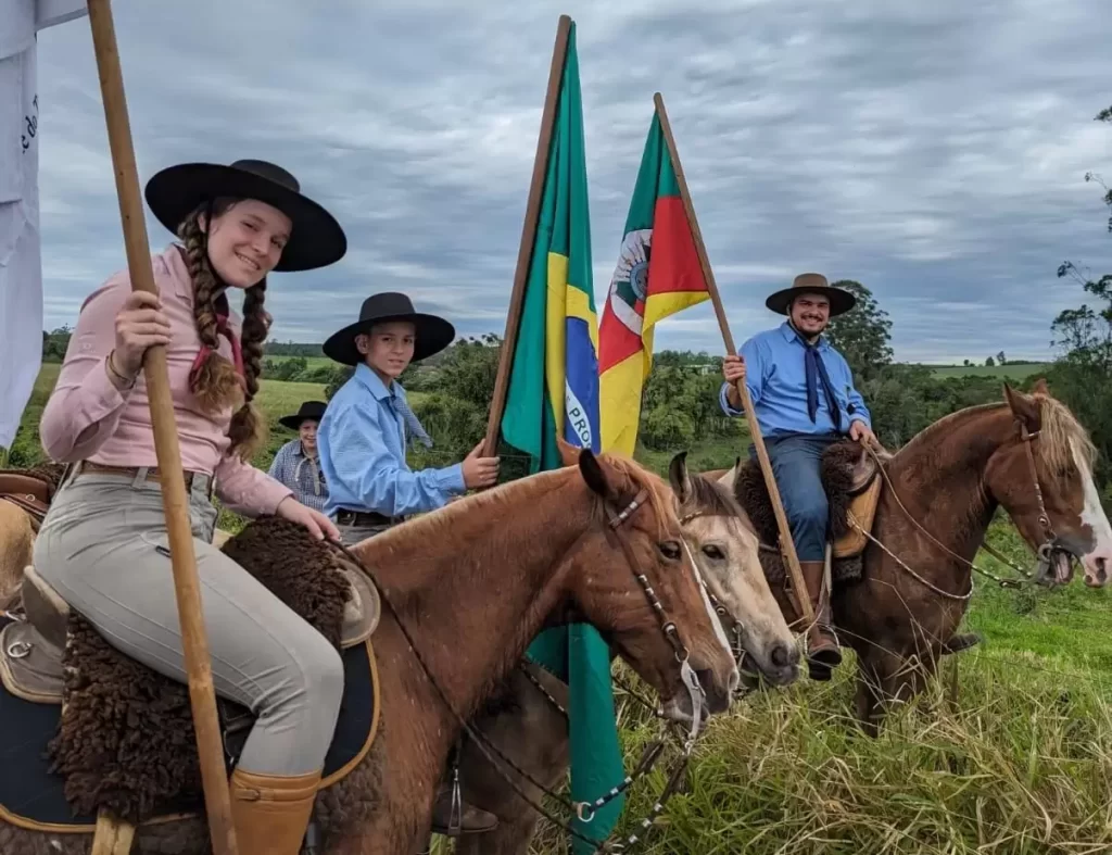Entre cavalos e tradições, pai e filhos compartilham momentos especiais / Crédito: R.S Fotografia