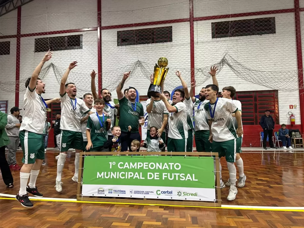 Time do Bairro Languiru fez a festa com o título inédito - Crédito: Letícia Echer