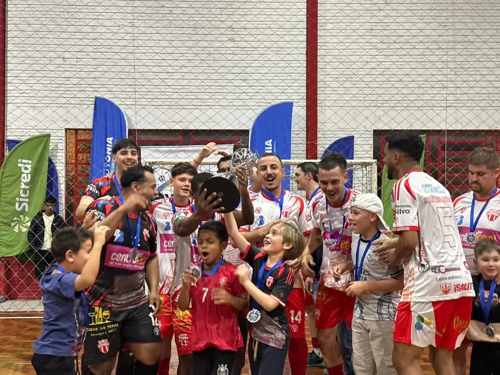Clube do Loteamento 8 festejou após a partida - Crédito: Letícia Echer