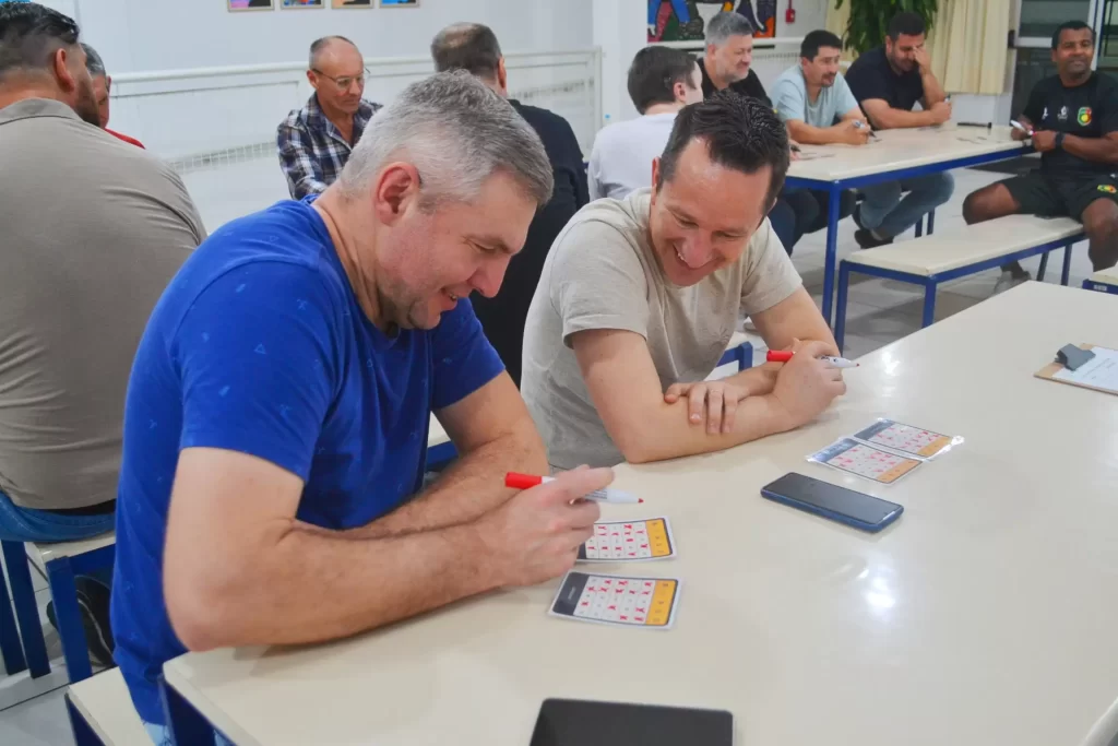 Bingo em homenagem ao Dia dos Pais leva papais a Apae de Lajeado para momento de integração e trocas / Crédito: Renata Leal