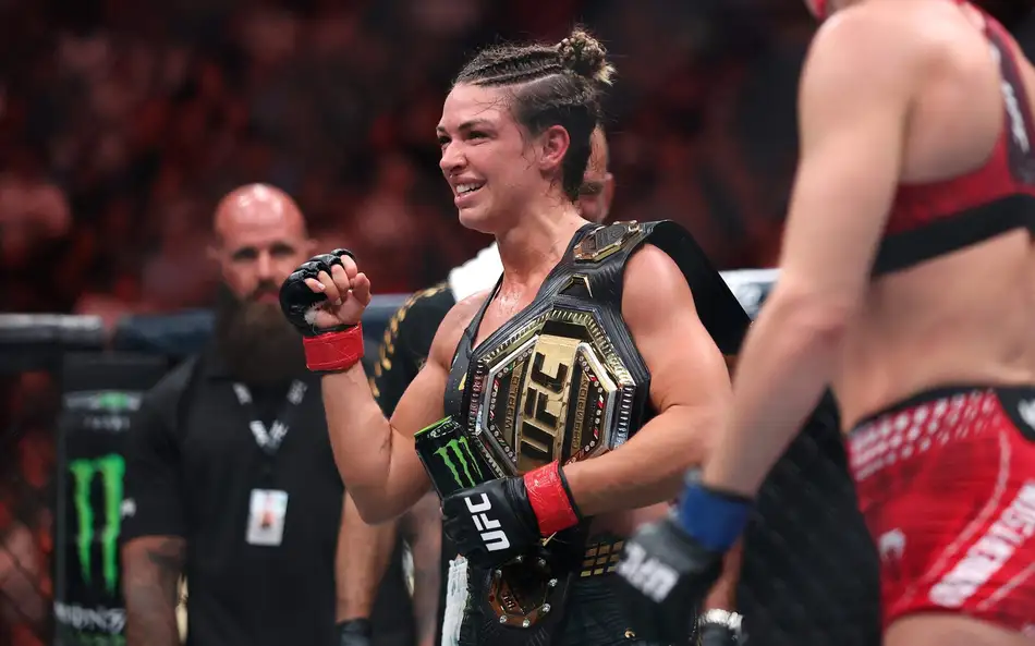 Mackenzie dominou na luta agarrada e de pé - Crédito: UFC / Divulgação
