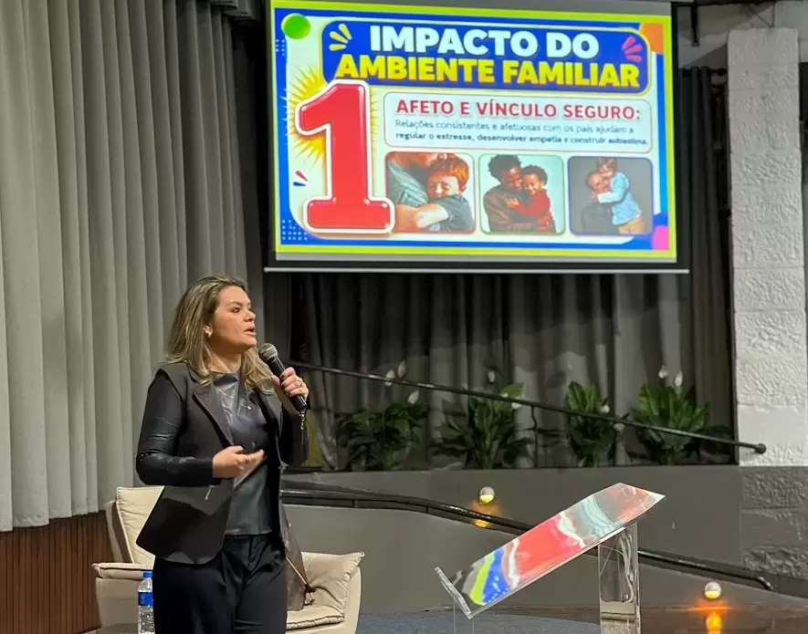 Médica psiquiatra Maria Rosa Kramer Iorra Camargo alertou para os impactos do excesso de exposição às telas e reforçou a importância de preservar experiências fundamentais para o desenvolvimento / Crédito: Divulgação Colégio Teutônia / Sara Bergmann Medeiros