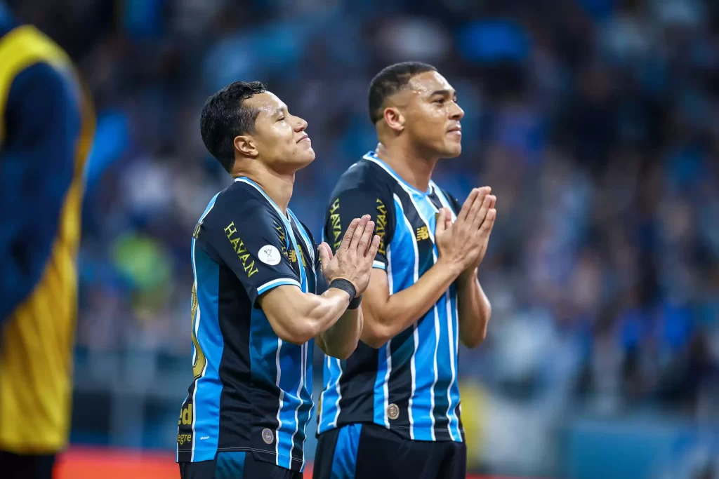 Carlos Vinícius se recuperou e marcou duas vezes - Crédito: Grêmio / Divulgação