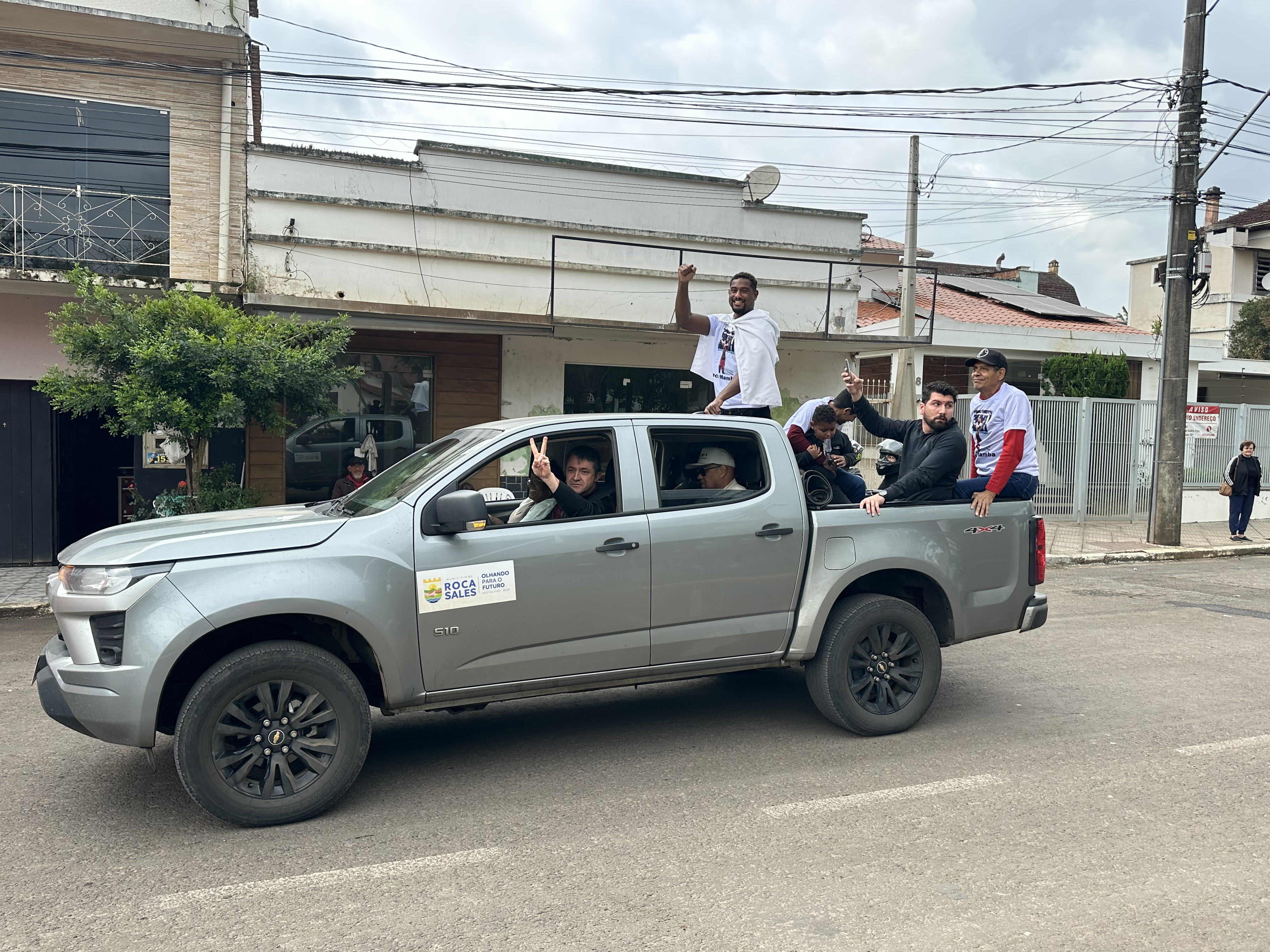 Com a bandeira da cidade nas costas, ele desfilou por Roca Sales - Crédito: Luis Augusto Huppes