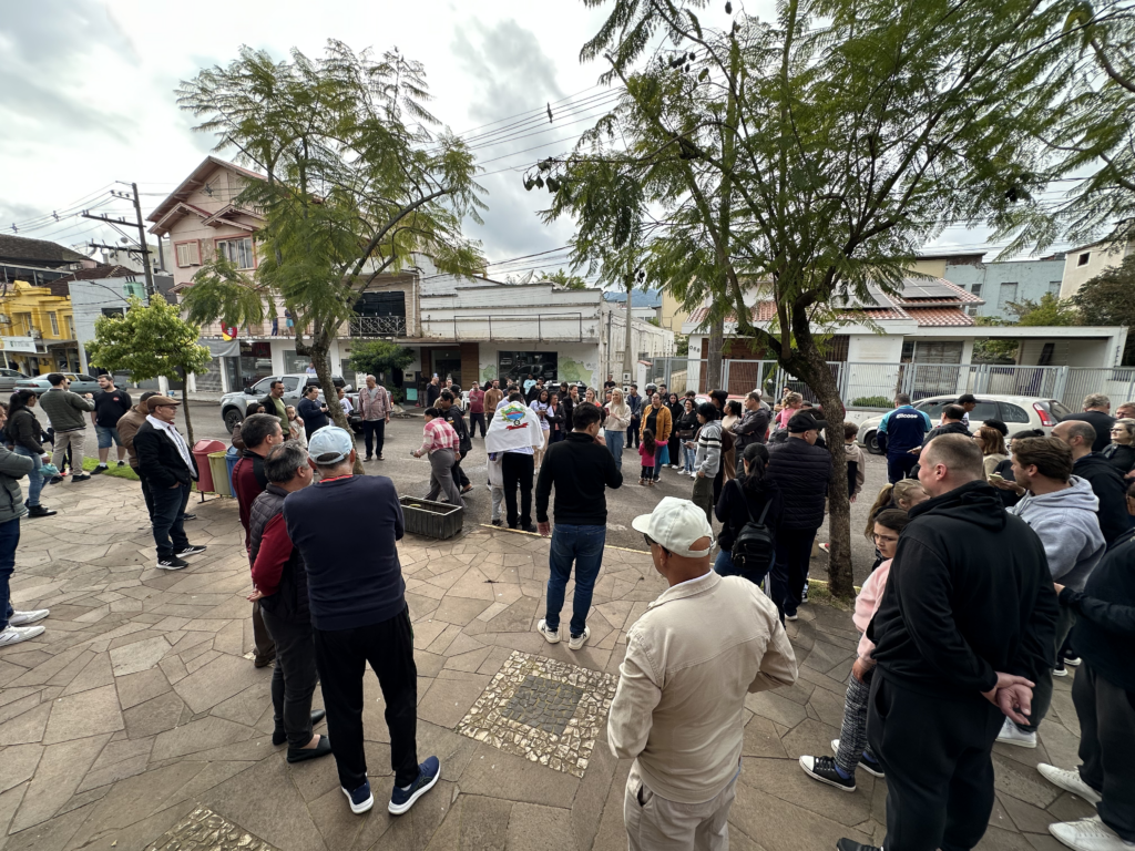 Comunidade se reuniu na Praça Júlio Lengler - Crédito: Luis Augusto Huppes