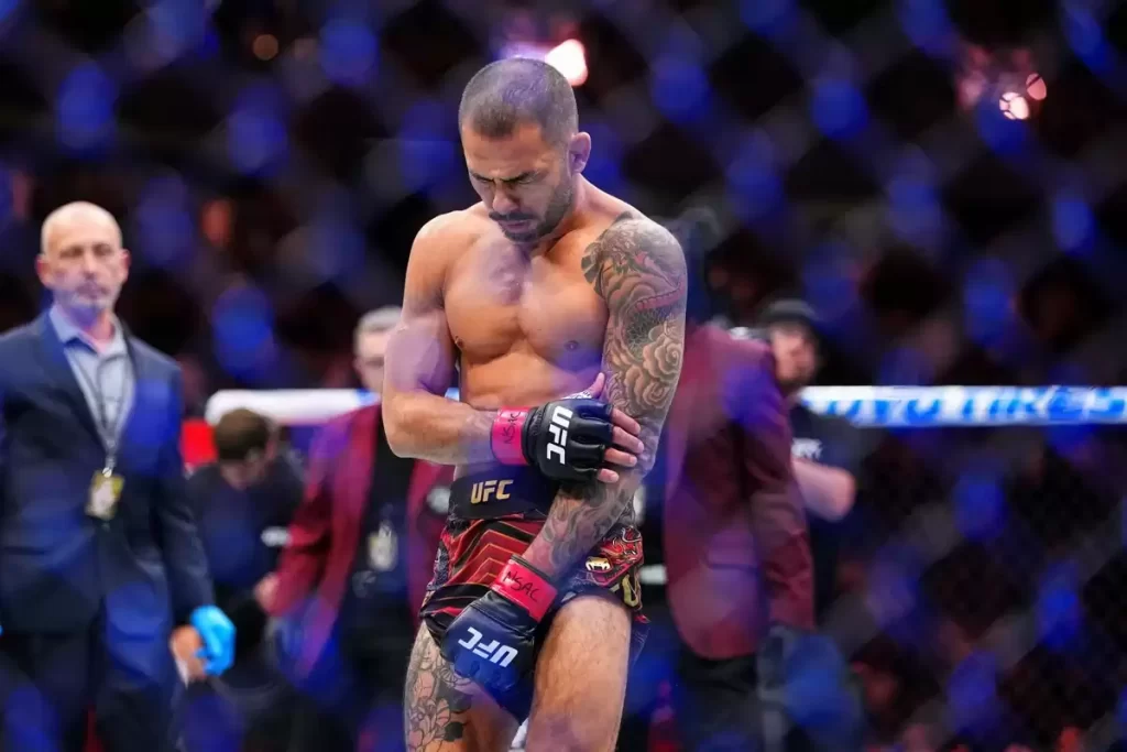 No primeiro encontro, Pantoja se lesionou após queda - Crédito: UFC / Divulgação