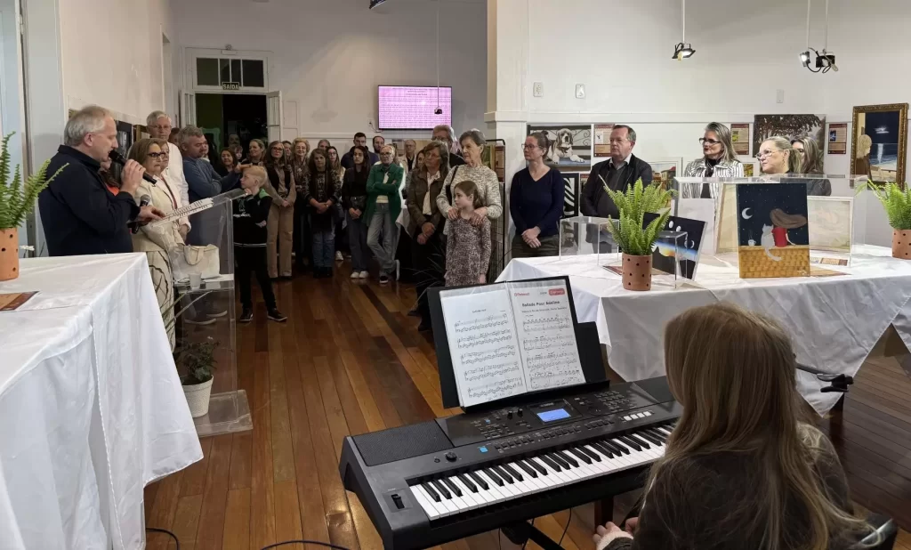 Mostra foi aberta na noite de sexta-feira com a presença de autoridades, artistas e comunidade / Crédito: Jaqueline Manica