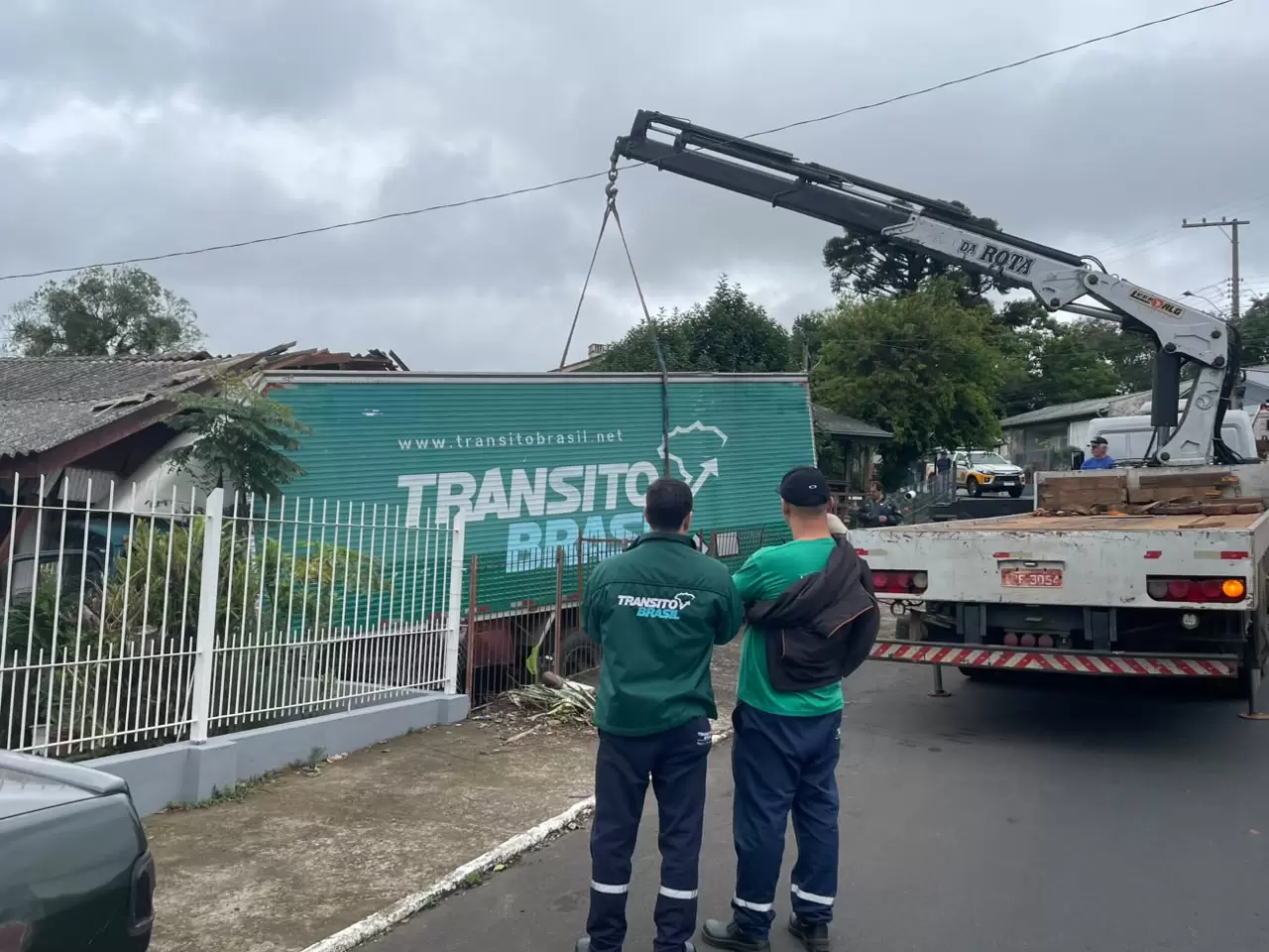 Momento da retirada do caminhão / Crédito: Rafaela Zappaz