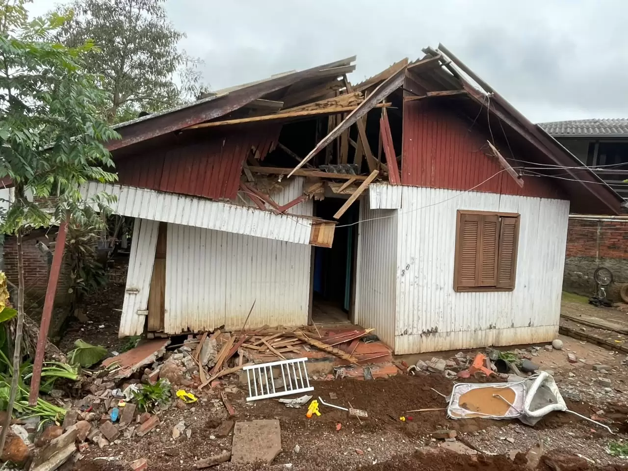 Situação da residência após colisão / Crédito: Rafaela Zappaz