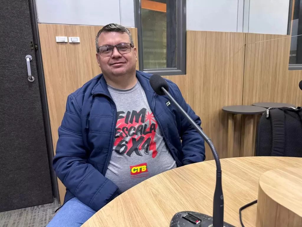 Vitor Espinoza em entrevista exclusiva no estúdio do Grupo Popular / Crédito: Ariana de Oliveira