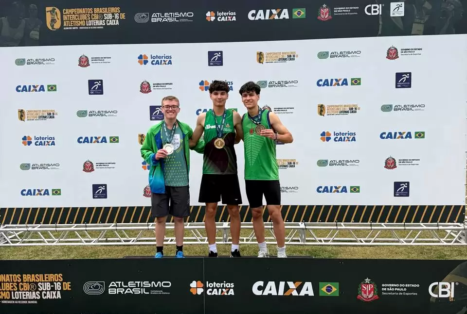 Caio (c) conquistou o título de campeão brasileiro e estabeleceu um novo recorde nacional nos 250 metros rasos - Crédito: CT / Divulgação