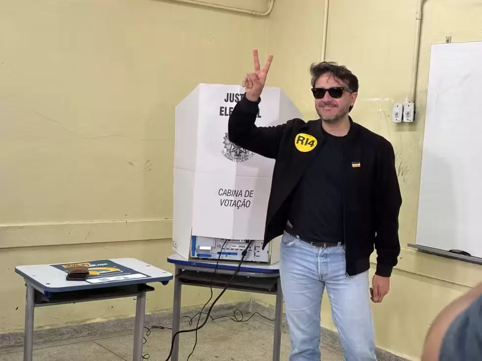 Renan Santos votou ao lado de apoiadores - Crédito: Divulgação