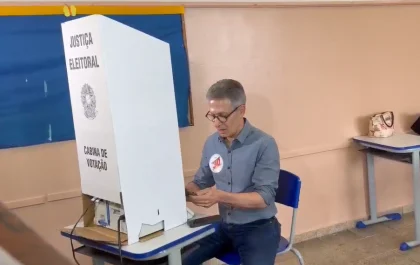 Romeu Zema votou pela manhã, com o celular em mãos - Crédito: Divulgação